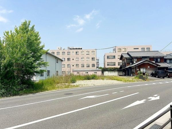 東近江市青葉町 前面道路含む外観 東近江市青葉町 前面道路含む外観