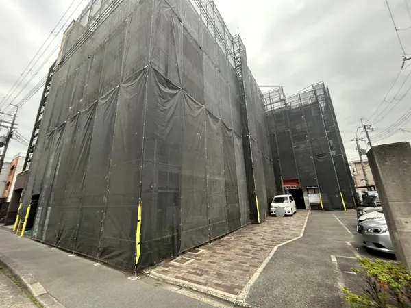 現在、外壁修繕工事を実施しております。