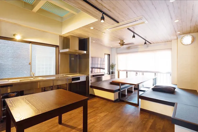 LDK部分・タタミコーナー　リビング横にはタタミコーナーやウッドデッキがございますので、くつろぎやすい設計