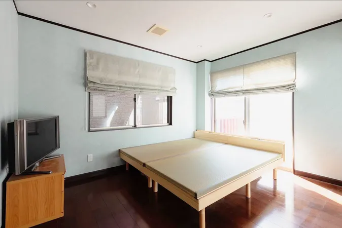 主寝室3方角に開口部がありますので風通しの良いお部屋