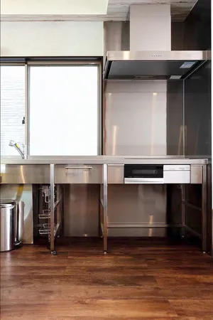 キッチン上質感のあるステンレスフレーム構造であるGATESTYLE KITCHEN S-1を採用