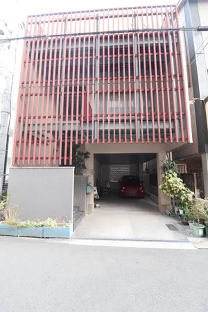 大型ビルドインガレージございますので、大型車も駐車可能です2台駐車可能です（車種による制限がございます）