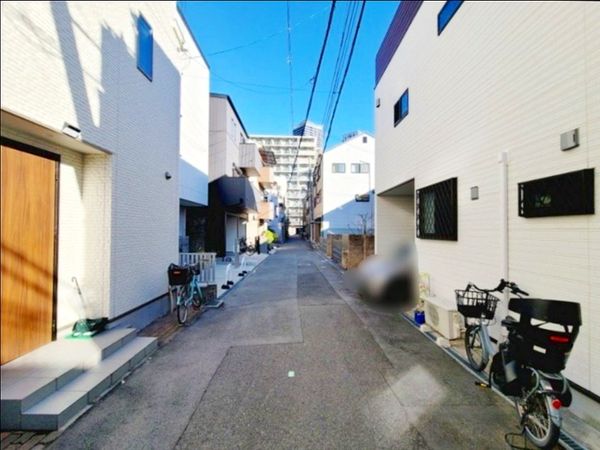 福島区福島4丁目 中古戸建 前面道路含む外観 福島区福島4丁目 中古戸建 前面道路含む外観