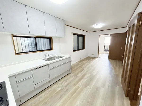 LDK（10.7帖）キッチンからリビングの様子を見守りながら家事をすることができます。