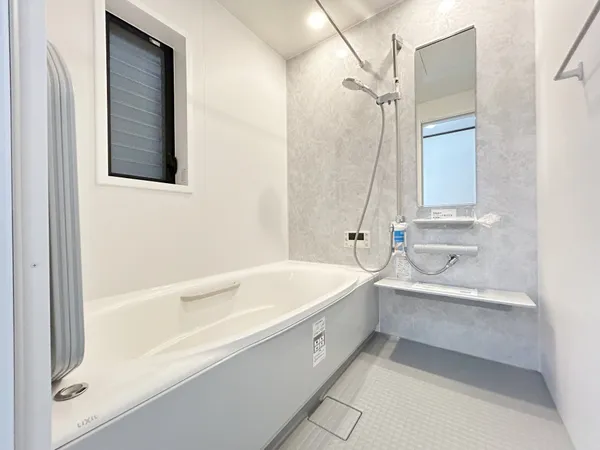 浴室換気乾燥機が設置されており、雨の日や夜間の洗濯、カビ対策にも役立ちます。