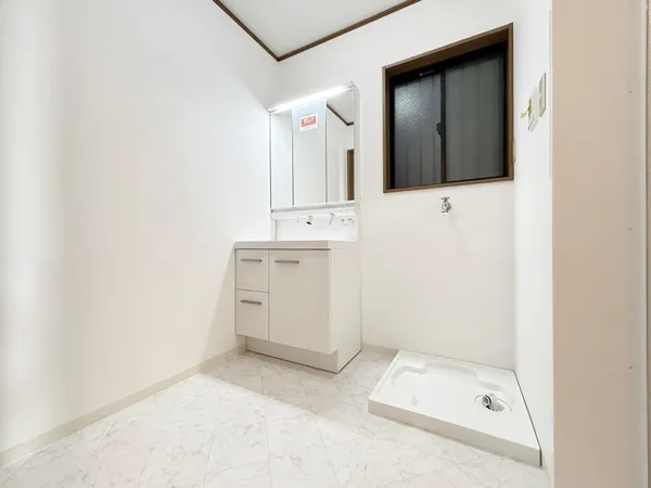 三面鏡付き洗面化粧台です。三面鏡は角度調整ができ、多方向から身だしなみチェックを行えます。