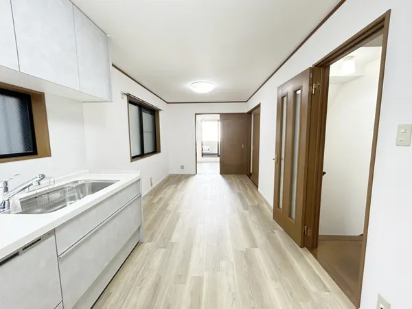 LDK（10.7帖）LDKは隣接する洋室(約4.6帖)と一体利用が可能です。