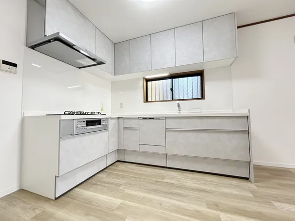 3口コンロ・グリル付きで、複数の料理を同時進行で効率良く作れます。