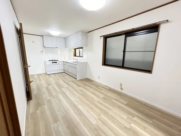 LDK（10.7帖）シンプルな内装なので、こだわりの家具や、お好きなインテリアを置いて楽しむことができそうです。