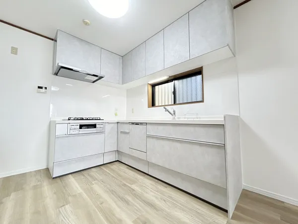 作業スペースが広いL型キッチンです。シンク・コンロ・作業台の下に加え、上部吊り戸棚にも収納が可能です。