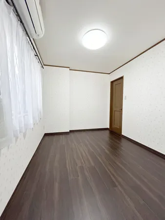 5.4帖の洋室に大きな窓が2つ備え付けられており明るい空間が生み出されています。