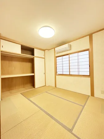 押入収納つきの和室であり、寝具のみならず季節のイベント用品を収納などその用途は多岐にわたります。