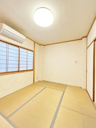 押入収納つきの和室であり、寝具のみならず季節のイベント用品を収納などその用途は多岐にわたります。