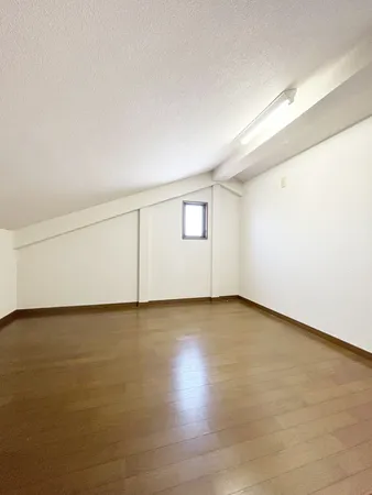 洋室約12.4帖のお部屋にはロフトがございます。収納はもちろん、趣味のお部屋としてもご活用いただけます。
