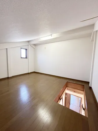 洋室約12.4帖のお部屋にはロフトがございます。収納はもちろん、趣味のお部屋としてもご活用いただけます。