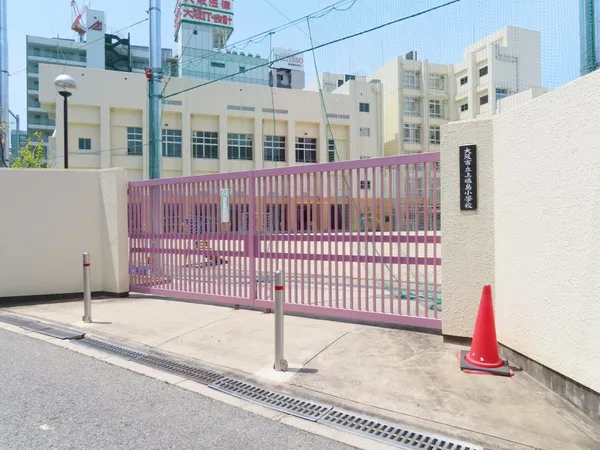 徒歩6分。