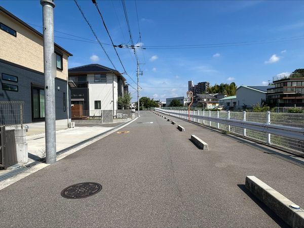 大阪狭山市東茱萸木2丁目 前面道路含む外観