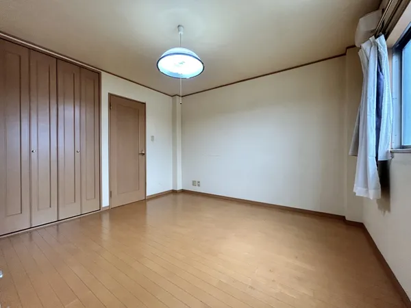 主寝室としてもおすすめのゆとりのある広さがございます。