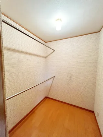 広々としたウォークインクローゼット。