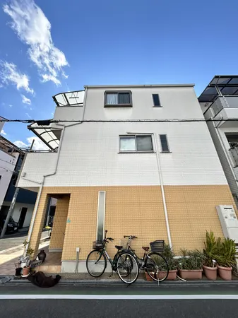 2011年（平成23年）4月築　3階建て