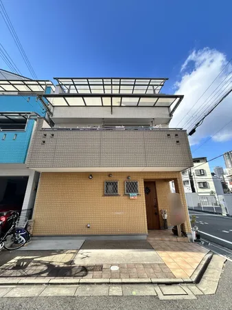 2011年（平成23年）4月築　3階建て