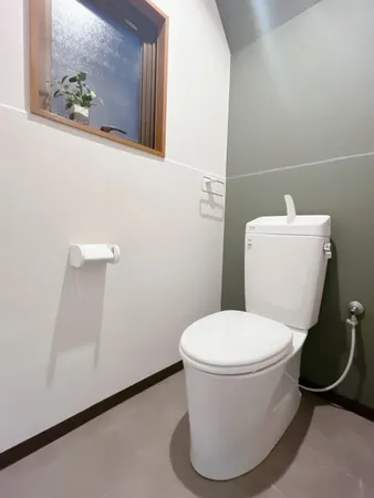 トイレ（１階部分）※室内写真の家具・照明等の調度類は価格に含まれません。