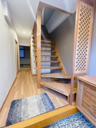 和を感じる木造の階段※室内写真の家具・照明等の調度類は価格に含まれません。