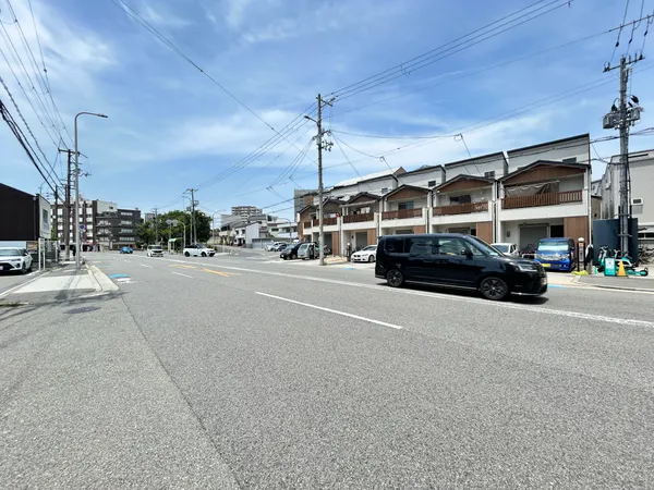 前面道路約27.0m。南西側道路に接道につき陽当たり良好。