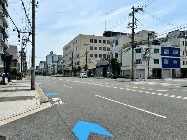 前面道路約27.0m。南西側道路に接道につき陽当たり良好。