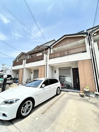 全居室収納があり、小屋裏収納もあるため収納が豊富です。南西側道路に接道しており陽当たりも良好です。