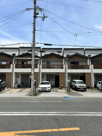 前面道路約27.0m。南西側道路に接道につき陽当たり良好。