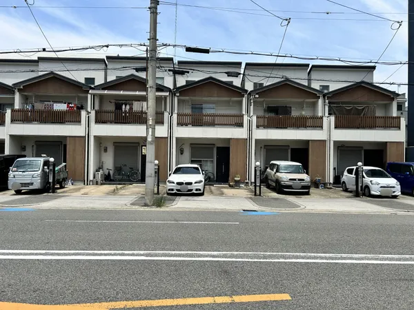 前面道路約27.0m。南西側道路に接道につき陽当たり良好。