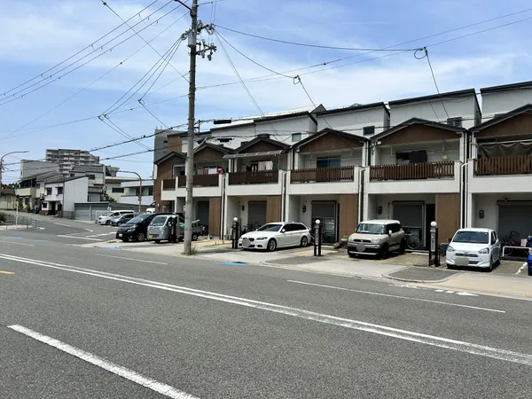 前面道路約27.0m。南西側道路に接道につき陽当たり良好。
