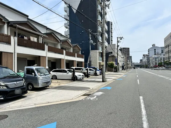 前面道路約27.0m。南西側道路に接道につき陽当たり良好。
