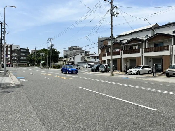 前面道路約27.0m。南西面道路に接道につき陽当たり良好。