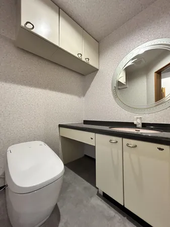 ホワイトを基調とした、清潔感が感じられるトイレ。シンプルな内装のため、トイレカバーやマットなどで、お好みの雰囲気にカスタマイズしていただけます。