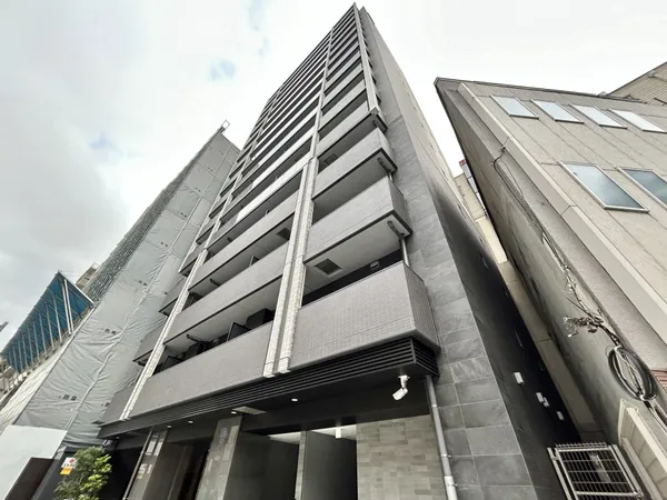 スタイリッシュな外観のマンション。エントランス周辺は落ち着いた色調で整えられています。