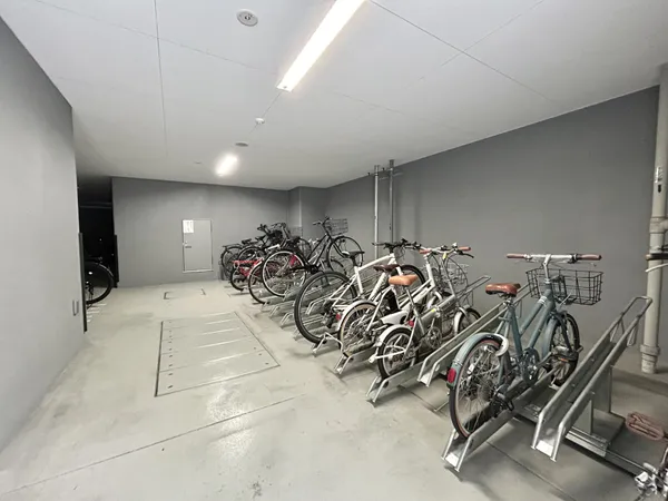 屋内型の駐輪場です。雨に濡れにくく、複数台の自転車を安全に保管できます