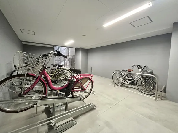 屋内型の自転車置き場です。雨の日でも安心して利用できるスペースとなっています。