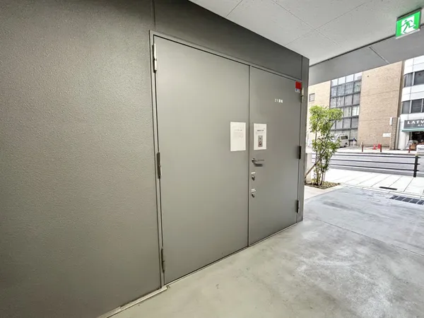 マンション共用部のゴミ置き場入口です。敷地内でゴミ出しができるため便利です。