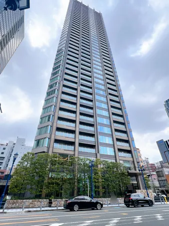 京阪本線「北浜」駅徒歩４分。2014年築のタワーマンションです。