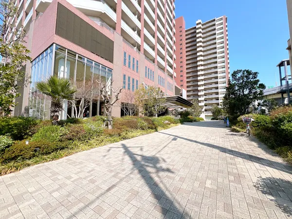 緑に囲まれた重厚感のあるエントランスでございます。