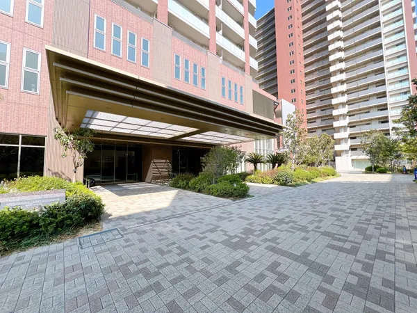 緑に囲まれた重厚感のあるエントランスでございます。