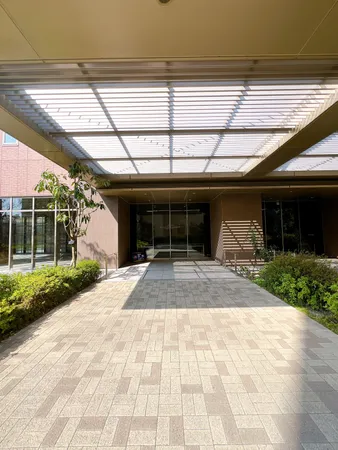 緑に囲まれた重厚感のあるエントランスでございます。