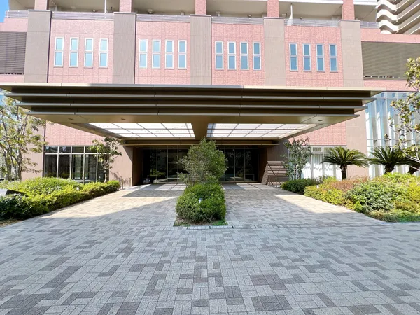 緑に囲まれた重厚感のあるエントランスでございます。