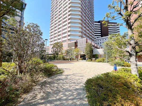 美しい植栽がマンションを彩ります