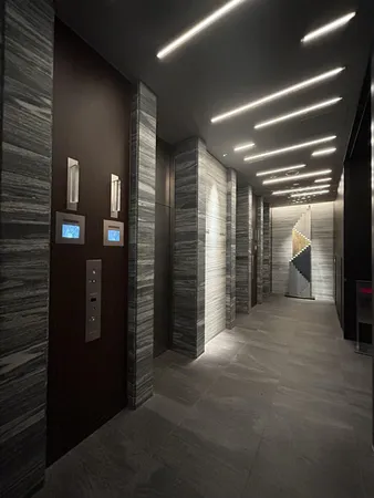 シックな色合いエレベーターホール、低層階用と高層階用・非常用の計５基ございます。