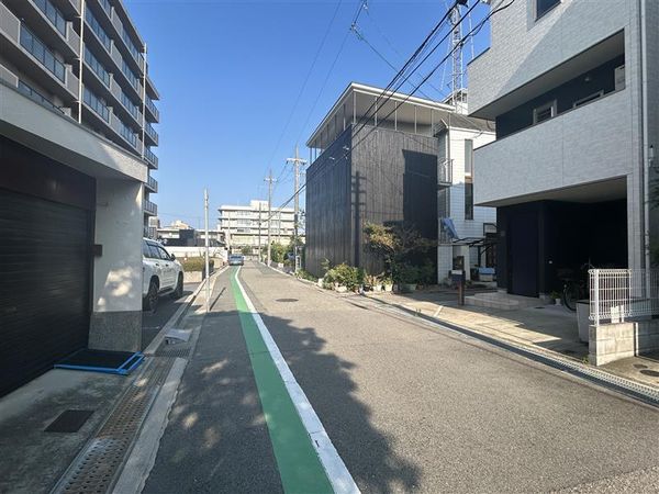 前面道路含む外観