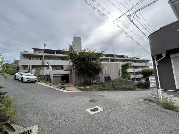 神戸市垂水区桃山台二丁目マンション【グランディア ミ・アモーレ桃山台】 前面道路含む外観