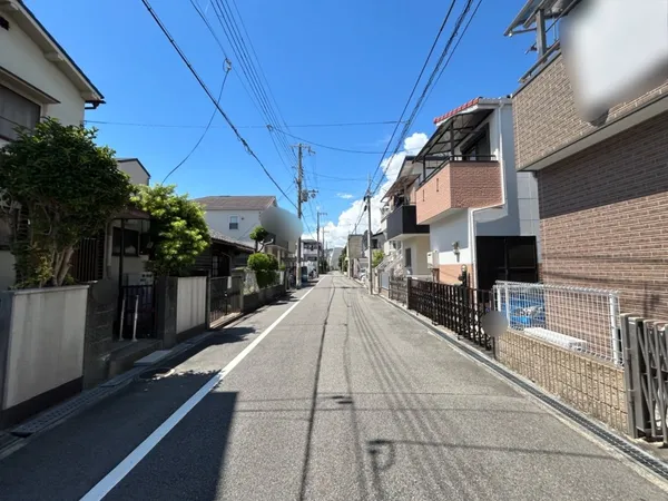 前面６ｍ以上の道路に面した住まいのためゆったりとした立地です